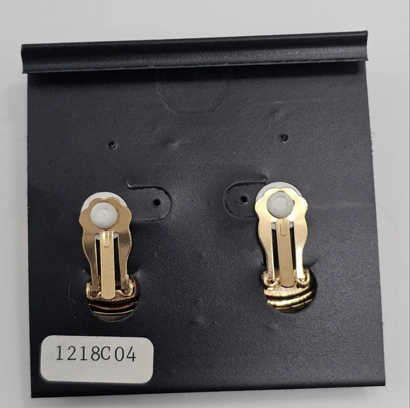 Vintage M. V. Vellano Collector's Design Gold Tone Coin Clip On Earrings NOS - Picture 2 of 3